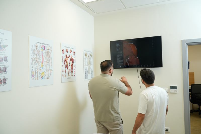 הסבר על האנטומיה מול המסך